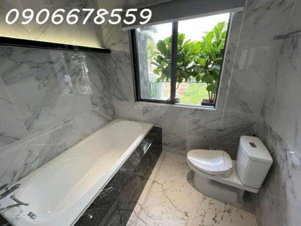 Bán Biệt thự căn góc ngay Hồ Bán Nguyệt Phú Mỹ Hưng Q7