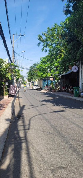 NHÀ 3 TẦNG LÃ XUÂN OAI - Ô TÔ ĐẬU CỬA - SÁT VINCOM Q9