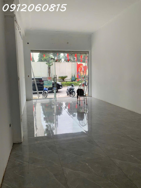 KHOẢNG LẶNG ĐẾ VƯƠNG BÊN BỜ HOÀNG CẦU DI SẢN