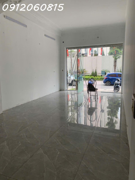 KHOẢNG LẶNG ĐẾ VƯƠNG BÊN BỜ HOÀNG CẦU DI SẢN
