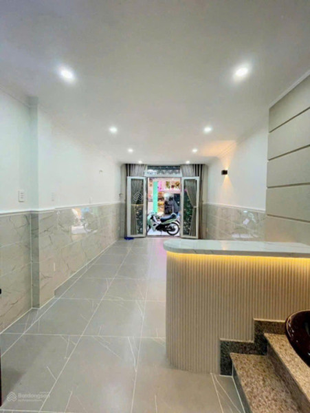 Bán nhà 2 tầng 21m² Nguyễn Thần Hiến, Q.4, 5.6 tỷ, sổ đỏ.