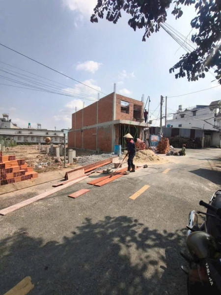 BÁN 2 LÔ ĐẤT MẶT TIỀN ĐƯỜNG NHỰA 12M TẶNG 2 MÓNG 4 TẤM CÓ SẴN