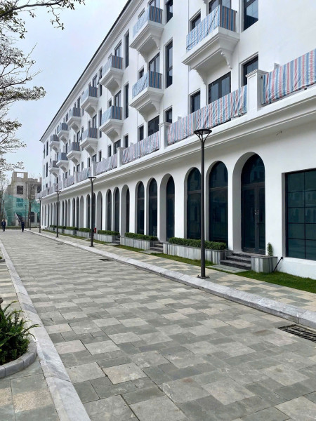 Bán Shophouse góc Sunshine Golden River 135m²  5T + Hầm  MT 5,5m  Giá 80 tỷ