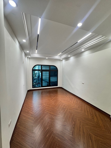 Bán nhà Ngọc thụy 11 tỷ 40m ô tô gara,thang máy,sổ đỏ Long Biên