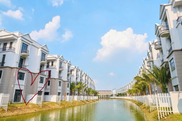Phố Trạm ô tô lùi cửa 6 tỷ 30m gần sát phố,Long biên sổ đỏ