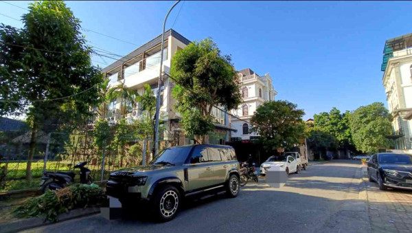Mặt phố Viêt Hưng 3 mặt thoáng lô góc 33 tỷ 90m, thang máy