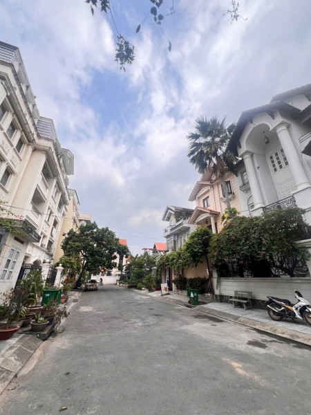 bán  Biệt thự sân vườn Compound VIP Hoa Hồng – Giá tốt nhất khu vực trần não - quận 2