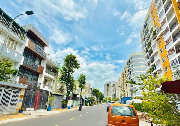 Nhà mặt tiền đường D2, sát  Man Thiện,  Tăng Nhơn Phú A, DT cực rộng: 110m2,  chỉ 12,5 tỷ