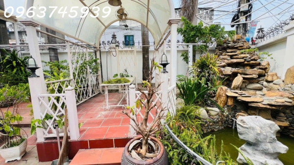 Biệt thự cổ điển 4PN, 3 tầng, 245m2, ngang 12m, có chỗ đậu ô tô, Dĩ An, 8.5 Tỷ