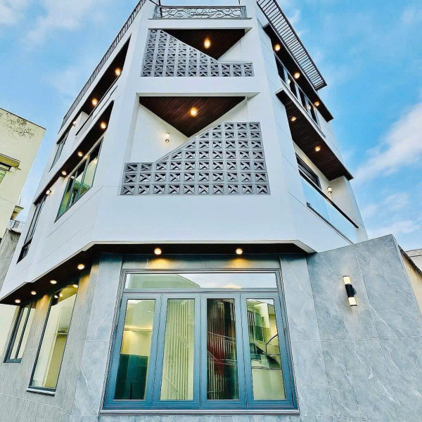 Bán nhà mới xây 1 trệt 2 lầu, lô góc 2 mặt tiền, gần nhà ga T3 và Emart, giá chỉ 6.4 tỷ