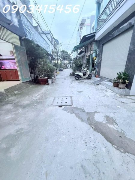 Căn nhà mơ ước hẻm Đường 18 Tân Phú. 35m2, 2 lầu, sổ hồng. Vị trí vàng, giá hời!
