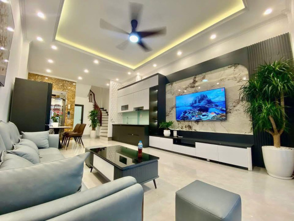 Gara Ô Tô, 1 nhà ra Phố Nguyễn Trãi, 8 Tầng Thang Máy, 36m2, MT 4.4m, 18 Tỷ.